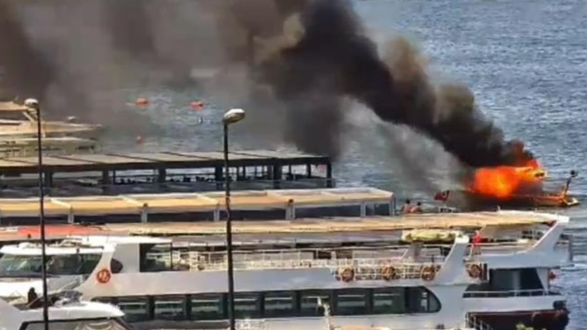 İstanbul'da panik dakikaları: Balat'ta tekne alevlere teslim oldu