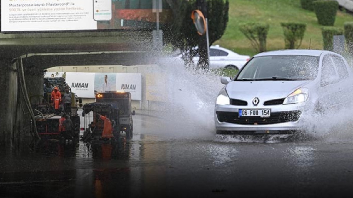 İki büyükşehirde hafta sonuna sağanak damga vurdu: Yollar kapandı, araçlar mahsur kaldı