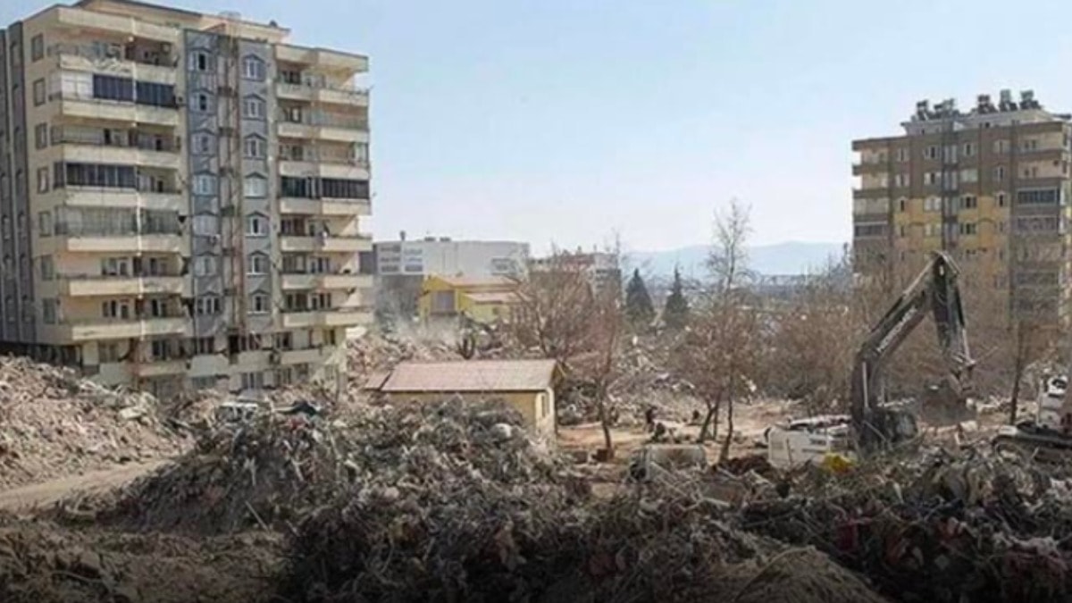 Depremde 123 kişiye mezar olan Ebrar Sitesi davasında 2'si kamu görevlisi 3 kişiye hapis cezası