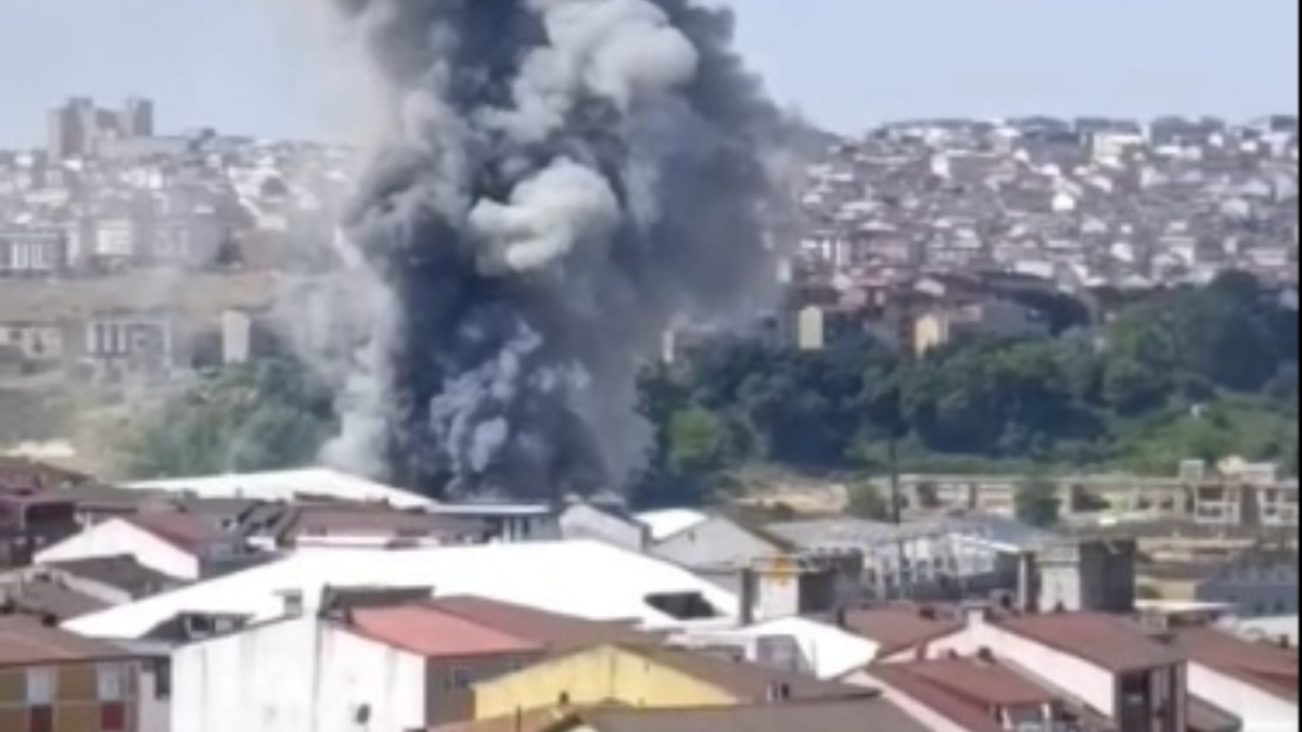 Arnavutköy'de fabrika yangını