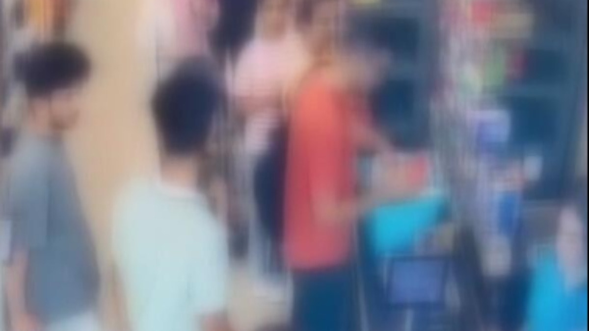 Esenyurt Selahaddin Eyyübi Mahallesi'nde yolda düşürülen kredi kartı bir kişi tarafından bulundu ve yaklaşık 10 bin lira tutarında alışveriş yapıldı. Alışveriş yapan şüpheli marketin güvenlik kamerası tarafından kaydedildi.