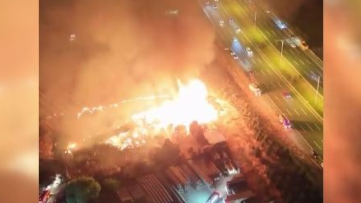Ankara'da korkutan yangın: Tahta paletlerin bulunduğu alan alevlere teslim oldu