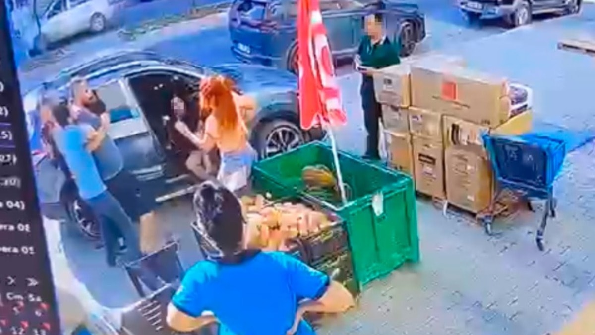 Erkek arkadaşı tarafından sokak ortasında dövüldü