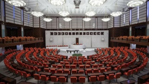 Vekil sağlığına 120 milyon lira harcandıVatandaş doktor randevusu alamıyor, eczanelerde ilaç bulmakta zorlanıyor. Diğer yandan milletvekilleri ve yakınlarının tedavi ve sağlık giderleri ise bütçeden ödeniyor.