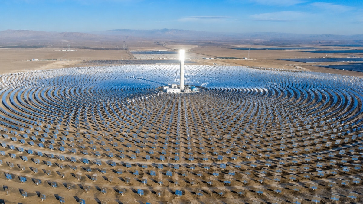 Güneş battığında bile elektrik üretiyor: Dünyanın en büyük hibrit santrali devreye girdi