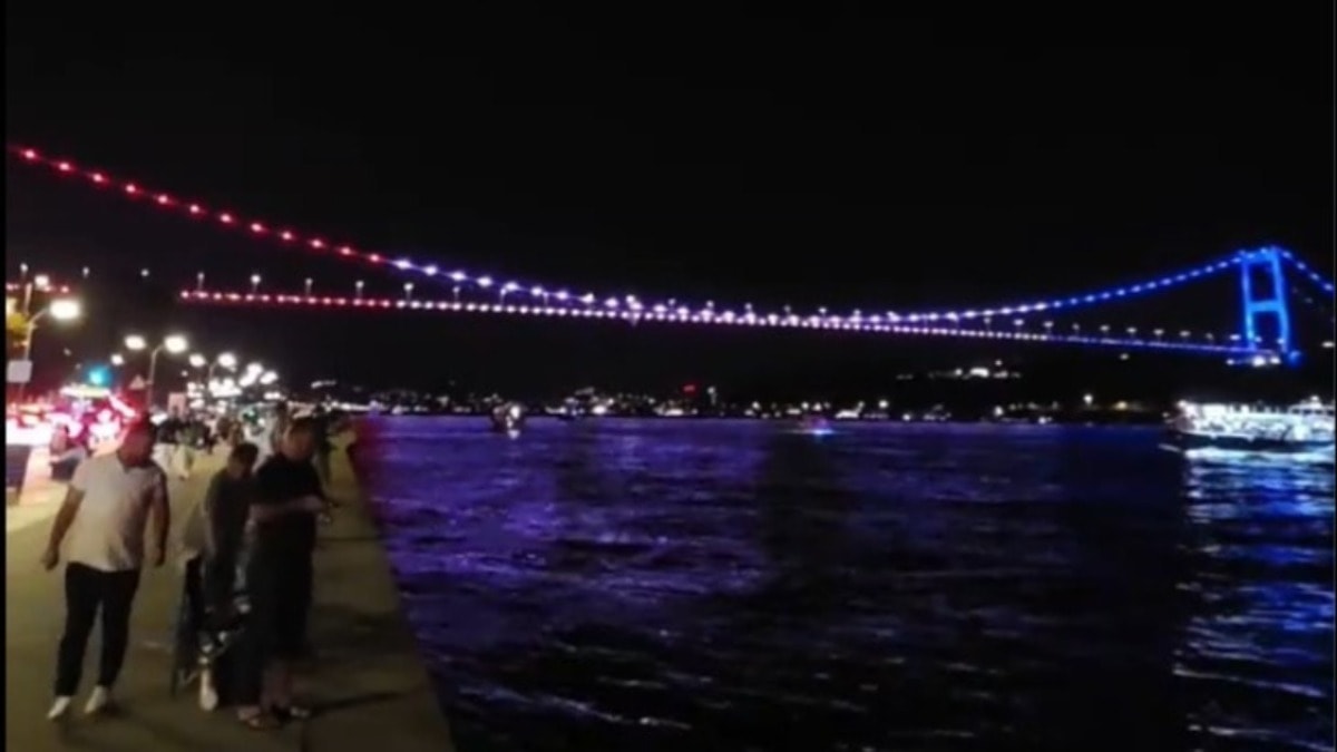 İstanbul'da köprünün ABD bayrağı renklerine bürünmesine CHP'den çok sert tepki