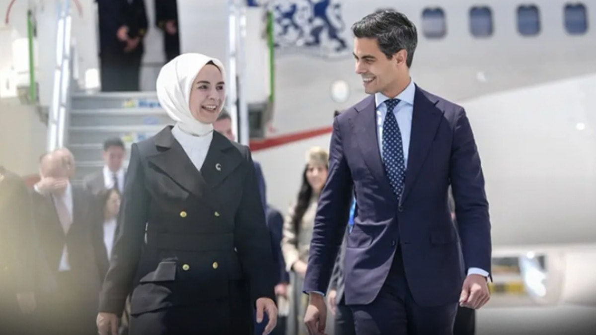 Eşcinsel başbakanı kadın bakan karşıladı!
