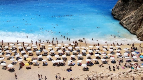 Turistler Türkiye ile arayı açtı, Türkler yurt dışına akın ettiTÜİK'in 2026 yılı ikinci çeyrek turizm istatistiklerine göre, turizm geliri geçen yılın aynı dönemine göre yüzde 2,6 azalarak 15,9 milyar dolara geriledi. Aynı dönemde Türkiye'yi ziyaret eden kişi sayısı yüzde 5,1 azalırken, yurt dışına