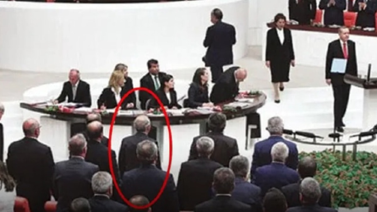 Ayağa kalkmadık dedi, fotoğraf yalanladı
