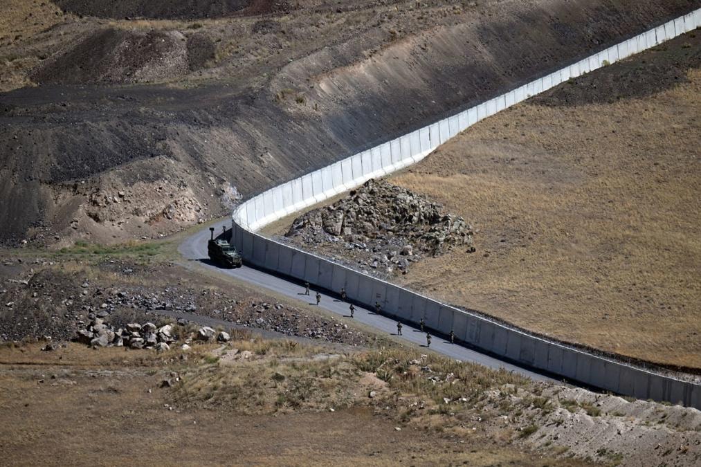 Ülke karışınca Türkiye harekete geçti: Komşuya karşı 6 kilometre çelik duvar çekti