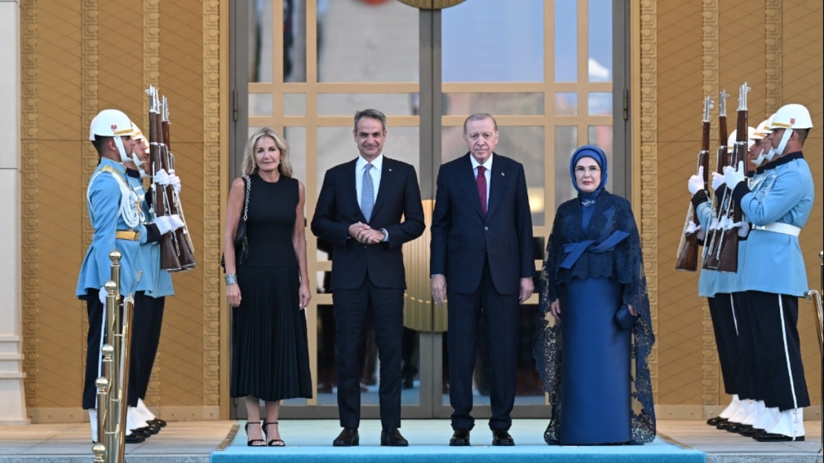 NATO resepsiyonunda dikkat çeken an: Miçotakis'e 'Ceddin Deden' marşlı karşılama