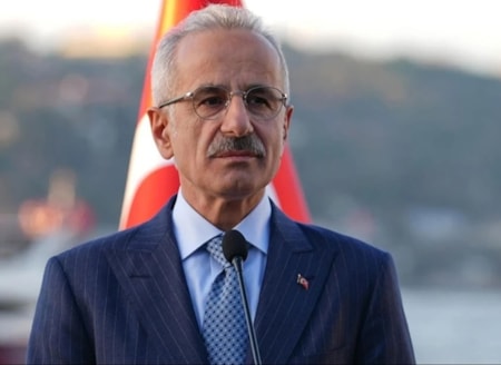 Uraloğlu Bakan, Reis ihya olduİktidarın tanıdık sevindirme ihaleleri sürüyor. Ulaştırma ve Altyapı Abdulkadir Uraloğlu’nun sınıf arkadaşı Mustafa Reis 3.6 milyar liralık bir ihale daha kazandı.