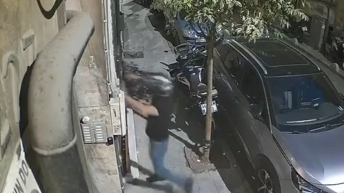 Eski karısının evini basıp kayınpederini öldüresiye dövdü!