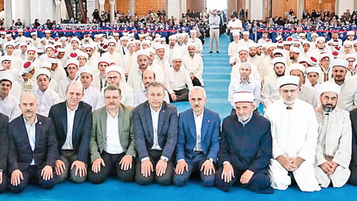 Bakan hafızlara bilimi anlattı