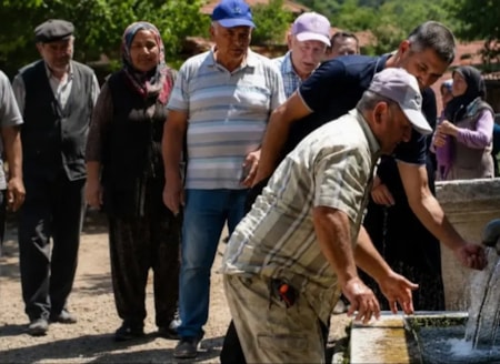 Deli Dumrul köye indiİktidarın vatandaşın cebinden yapılan hizmetleri vatandaşa tekrar parayla satma adımları artıyor. Muhalefetin ‘Deli Dumrul uygulaması’ diye eleştirdiği bu uygulamalar köy çeşmelerine kadar geldi.