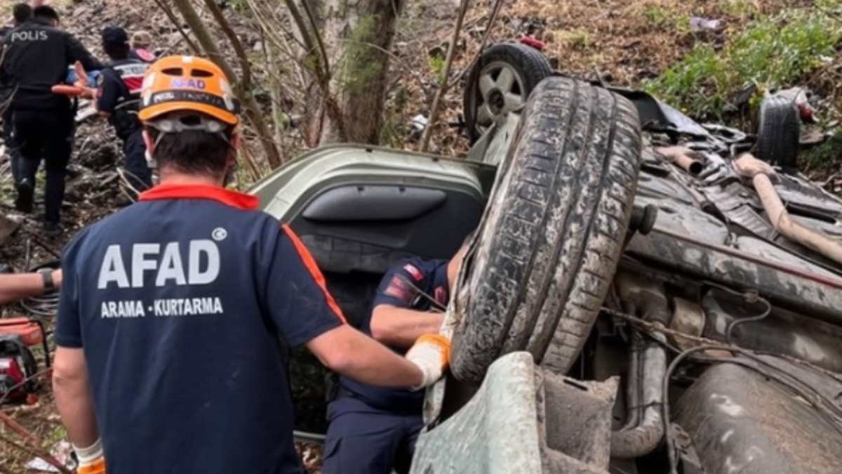Sivas'ta otomobil devrildi: 1 çocuk öldü, 4 kişi yaralandı