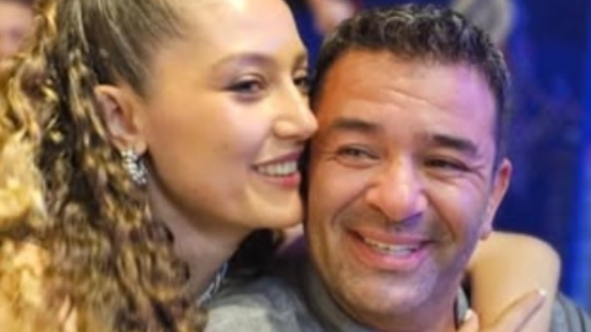 Bülent Şakrak ve 17 yaş küçük sevgilisinden aşk pozu: "Meydan kız görsün"