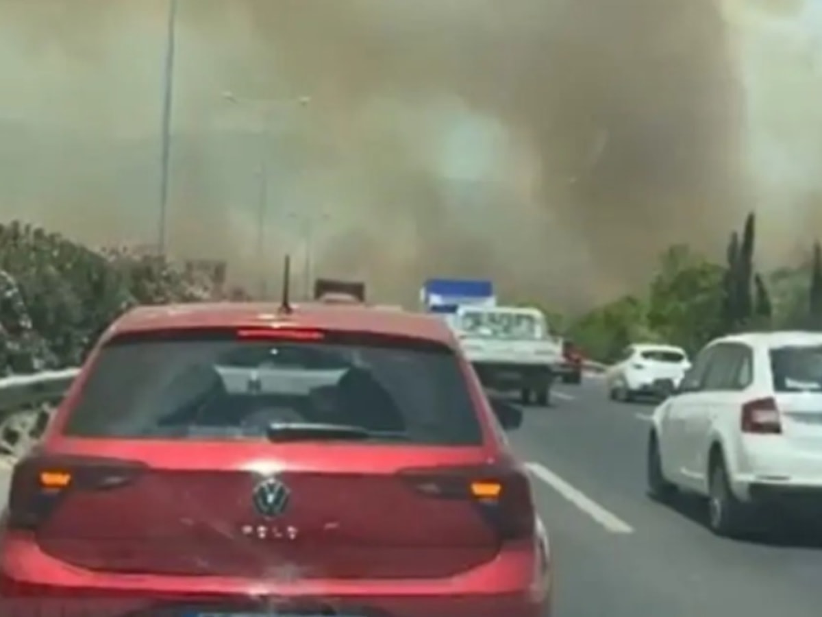 Manisa Akhisar yangınında gökyüzünü kaplayan dumanlar