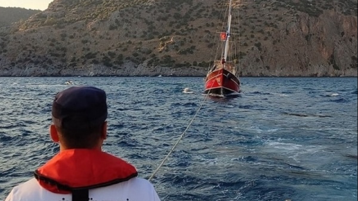 Muğla açıklarında panik! Sürüklenen yattaki 4 kişi kurtarıldı