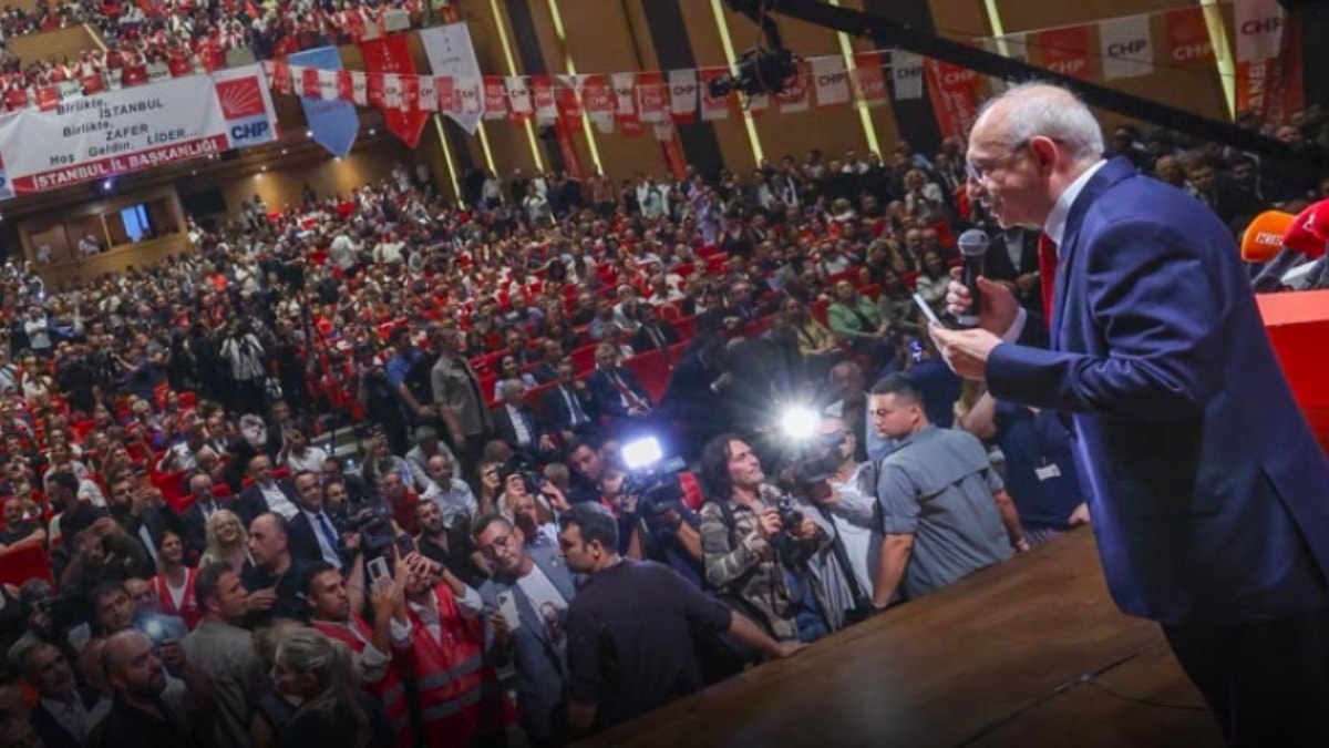 Butlancıların rozet töreninden skandal iddia: Figüranlara CHP yeleği mi giydirildi?