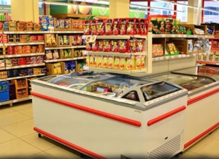 Türkiye'nin iki dev marketi birleştiTürkiye'de ilk çıktığı yıllarda 800'den fazla şubeye ulaşan UCZ Marketler'in bağlı olduğu UCZ Mağazacılık, 14 yıllık serüvenin ardından Şok Marketler bünyesine katılarak tüzel kişiliği sona erdirdi. Böylece iki market ŞOK çatısı altında resmi olarak birleşti.