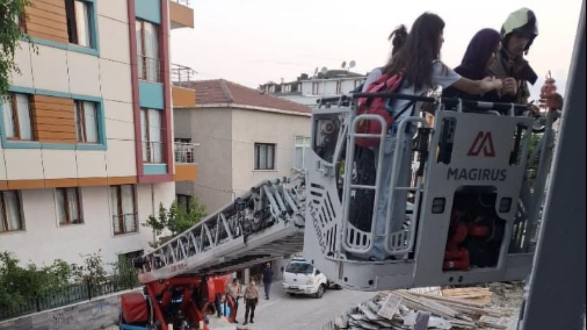 Küçükçekmece'de bina bahçesinde göçme; 29 kişiyi itfaiye kurtardı