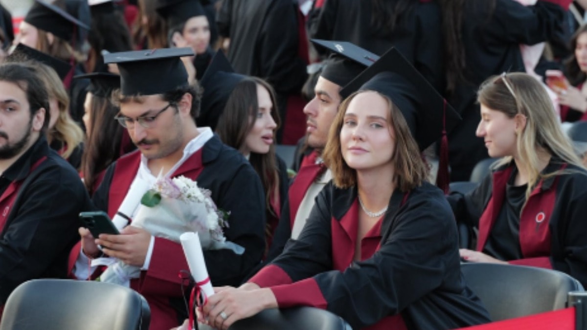 Alina Boz mezun oldu: Diplomasını alırken eşi yalnız bırakmadı