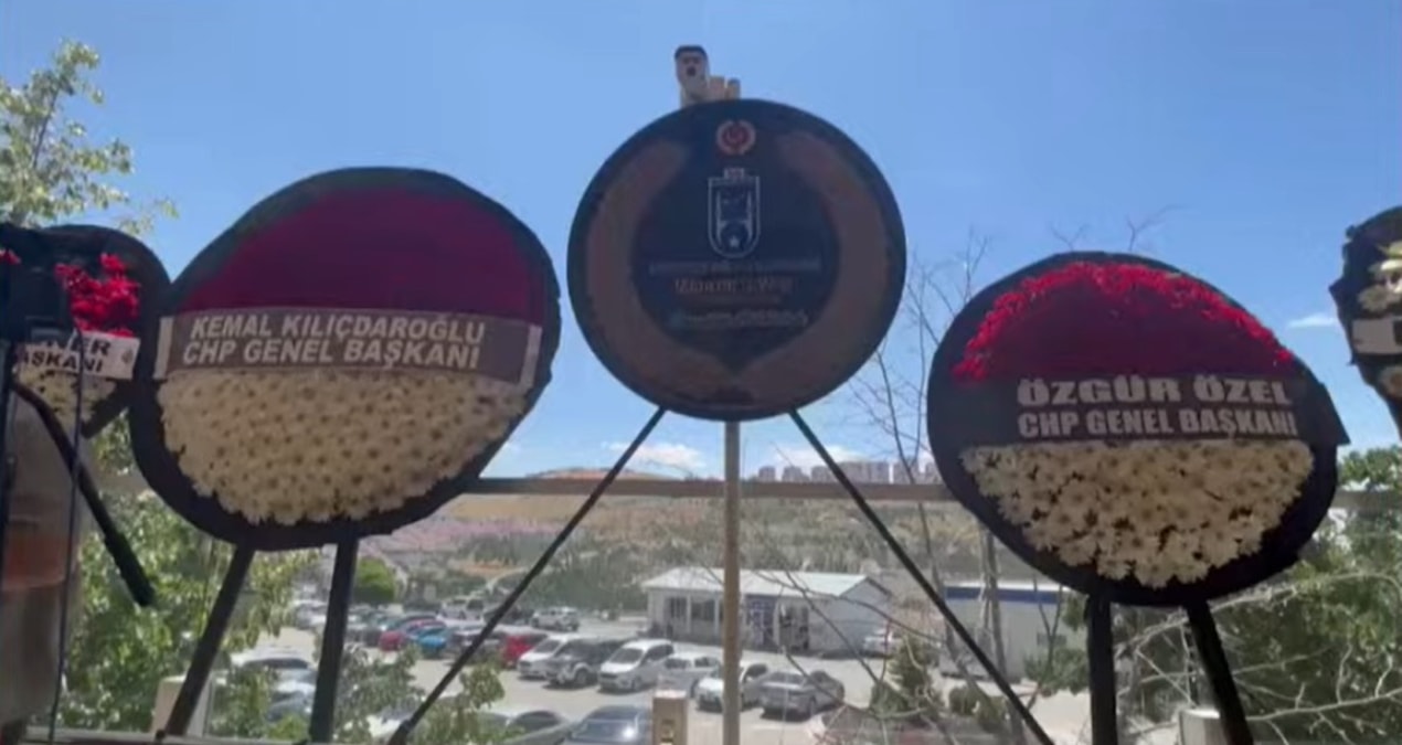 Olcay Baykal'ın cenaze töreninde dikkat çeken iki çelenk