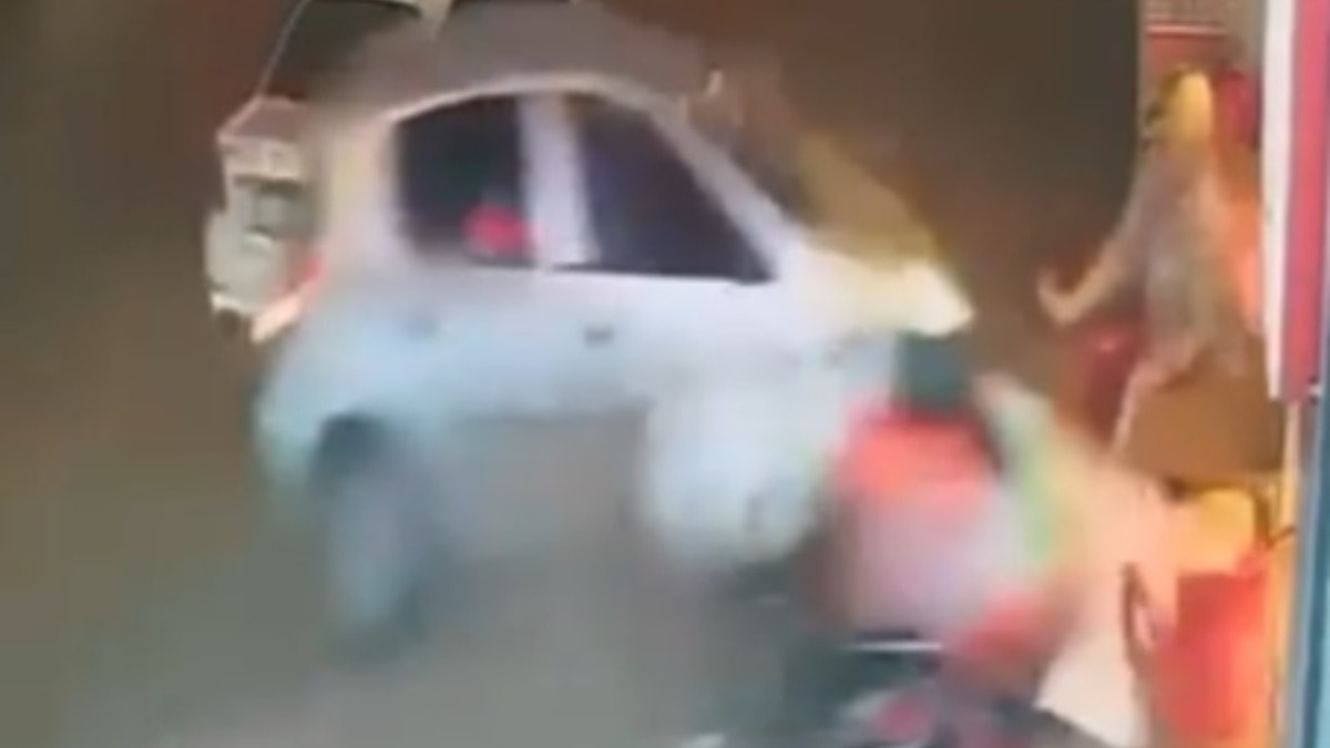 Adana Sarıçam'da otomobilin kaldırıma çıkıp iş yerinin duvarına çarpması, iş yerinin önünde oturan yaşlı kadının kazayı yara almadan atlattığını gösterdi.