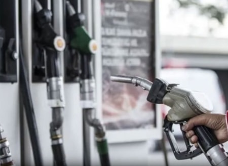 Bu akşam akaryakıta indirim bekleyenlere kötü haberABD ile İran arasındaki gerilimin düşmesi ve Rusya'nın ihracat açıklamasıyla küresel petrol fiyatları gerilerken, motorinde gece yarısından itibaren 2 TL 95 kuruşluk indirim gündeme geldi. İndirimin pompaya yansıyıp yansımayacağı eşel mobil uygulama