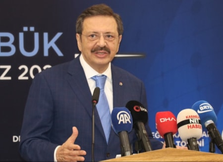 'Faiz lobisini değil esnafı destekleyin'TOBB Başkanı Hisarcıklıoğlu “Üreten herkes madalyayı hak ediyor” diyerek yaşanılan zorlukları anlattı. Hisarcıklıoğlu, KOBİ’lere pozitif ayrımcılık istiyor.