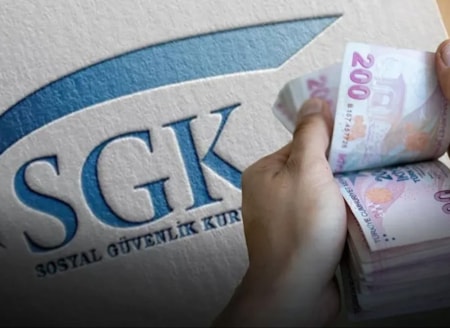 Bütçe açığına SGK yamasıSGK’ya bütçeden yapılan ‘devlet katkısı’ kaldırılıyor. Böylece SGK’nın açığı büyüyecek bütçe açığı ise düşük görünecek. Bu yolla zam talep eden emekliye “Para yok” denilebilecek.