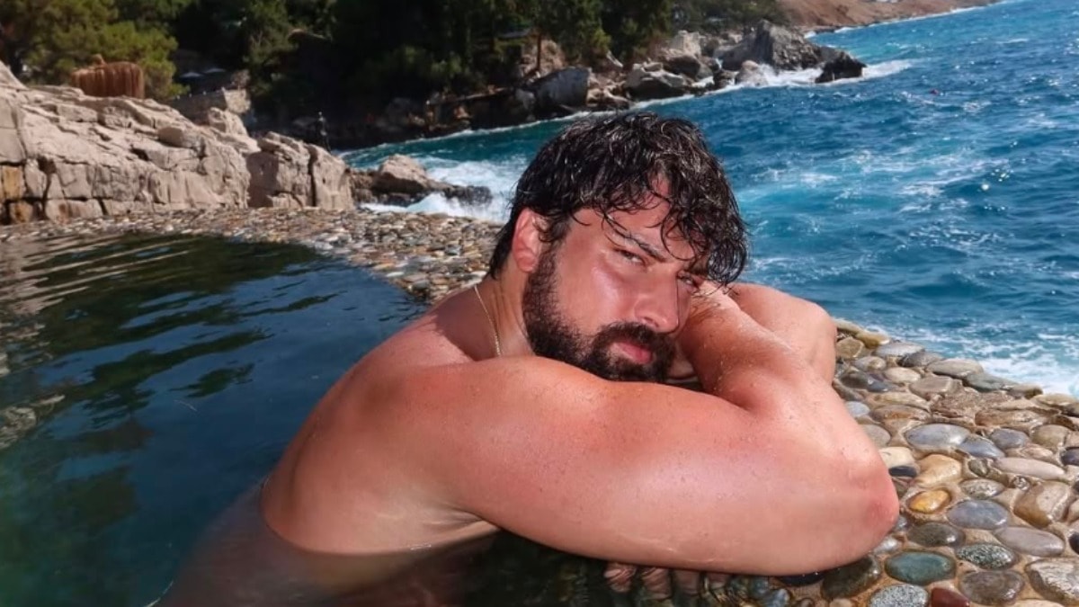 Çekimlere kısa bir ara verdi: Alp Navruz yeni tarzıyla Fethiye'de ortaya çıktı