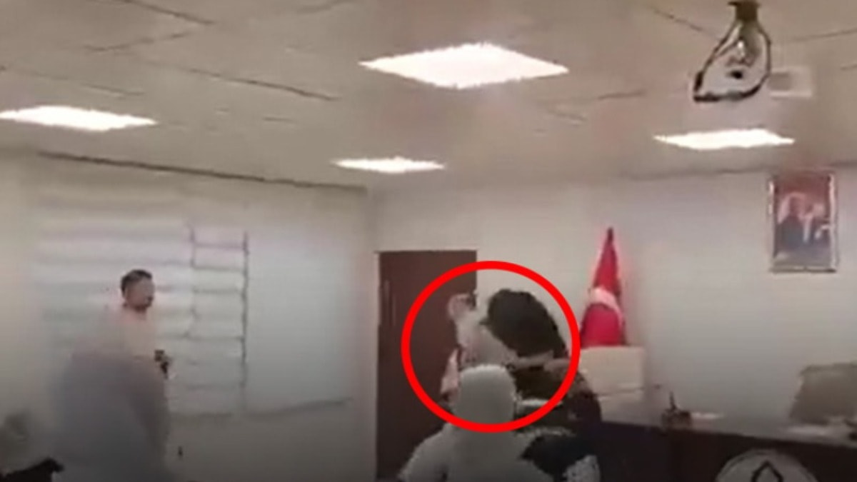 Belediye toplantısında müstehcen görüntü isyanı! Yumurta yağmuruna tuttular, arkasına bakmadan kaçtı
