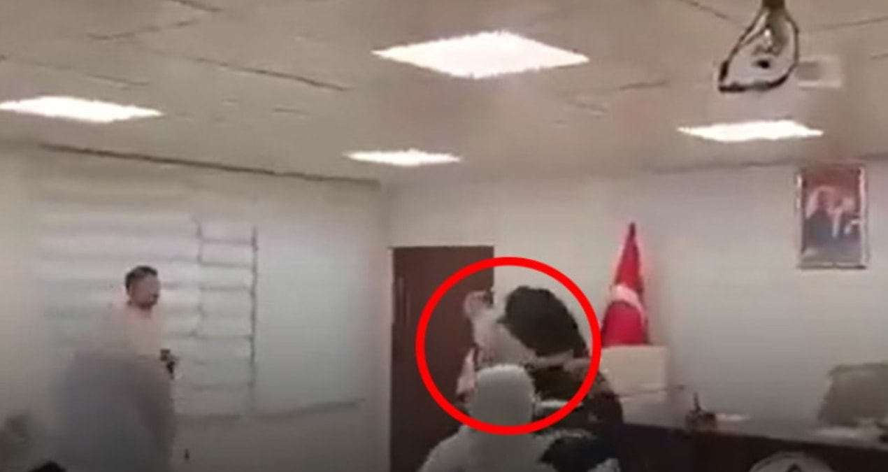 Belediye toplantısında müstehcen görüntü isyanı! Yumurta yağmuruna tuttular, arkasına bakmadan kaçtı