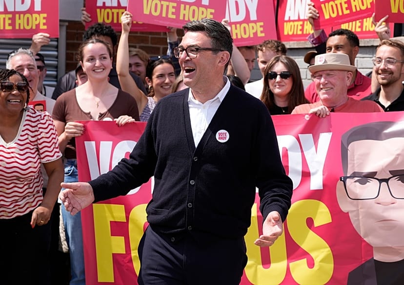 İngiltere'nin yeni lideri koltuğuna oturdu: Andy Burnham kimdir?