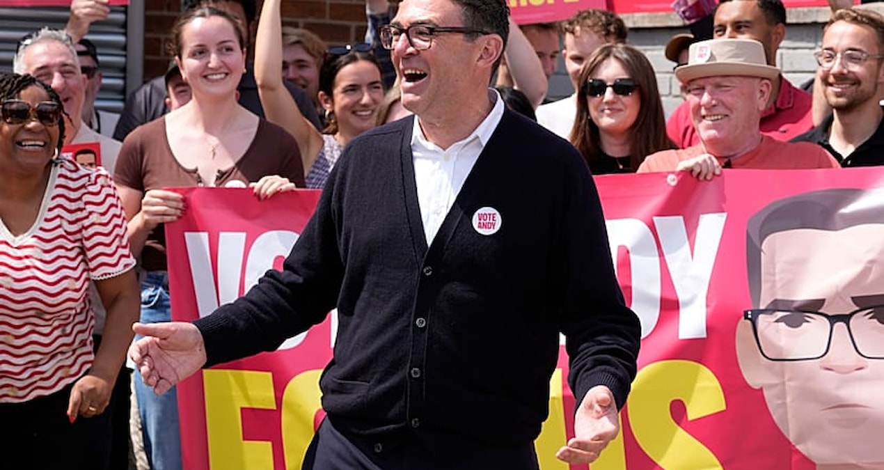 İngiltere'nin yeni lideri koltuğuna oturdu: Andy Burnham kimdir?
