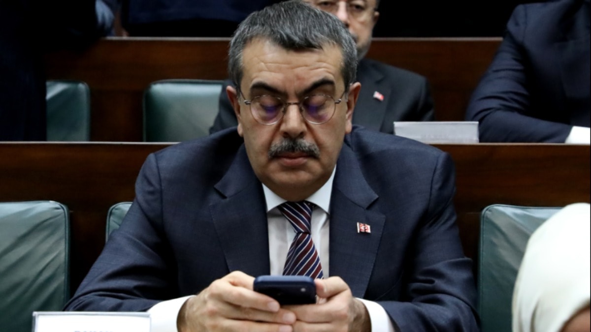 Bakan Tekin, İngiliz gemisini buharlaştırdı!