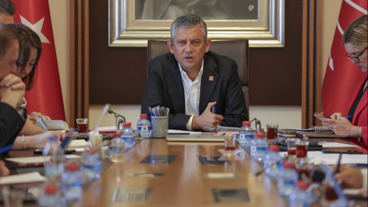 İşte Özgür Özel'in masasındaki son anket