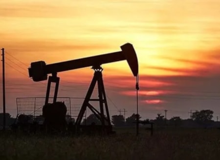 İran'ın füze saldırısı petrolü uçurduOrta Doğu'daki karşılıklı saldırılar ve Hürmüz Boğazı'ndaki geçiş krizinin arz endişelerini tetiklemesiyle Brent petrol güne sert yükselişle başladı. Fiyatların yüzde 6'nın üzerinde artış kaydetmesi, küresel piyasalarda enflasyon ve faiz beklentilerini yeniden ha