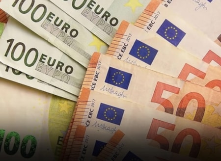 Çeyrek asır sonra eurolar değişiyorECB, 2002'den beri ilk defa euro banknotlarını tamamen yenilemeye hazırlanıyor. Yeni tasarımlar ECB'nin resmi internet sitesinde 21 Eylül'e kadar halkın görüşüne sunulacak.