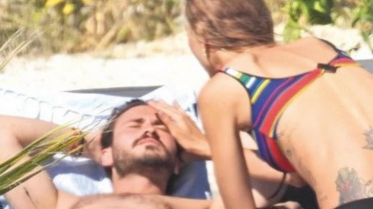 13 yaş küçük sevgilisiyle el ele: Çağla Şikel Alaçatı sokaklarında aşka geldi