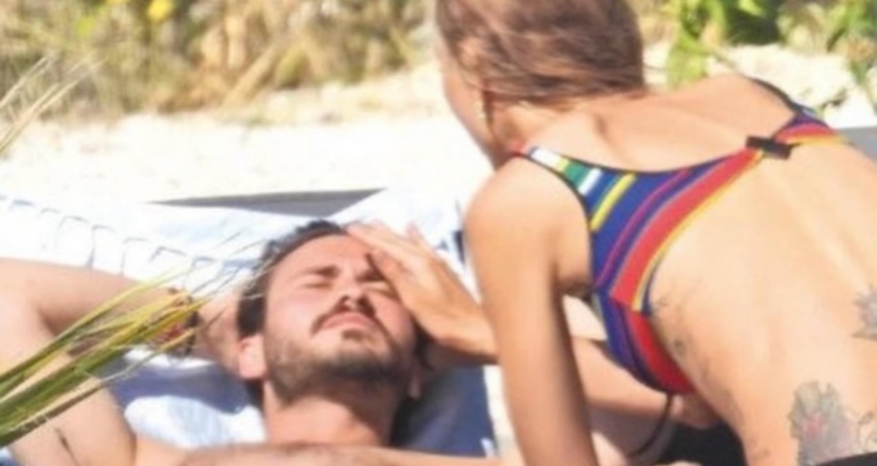 13 yaş küçük sevgilisiyle el ele: Çağla Şikel Alaçatı sokaklarında aşka geldi