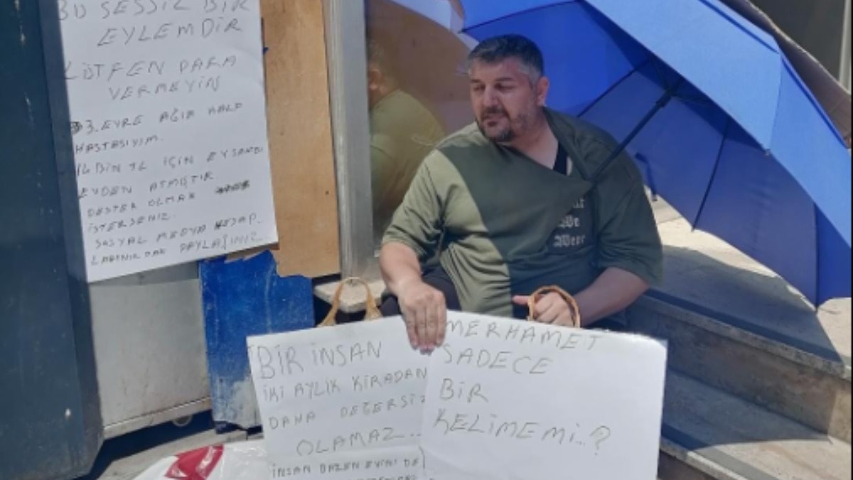 Evden çıkarılan kalp hastası kiracıdan 'Benim kalbim hasta, senin vicdanın' yazılı pankartla eylem
