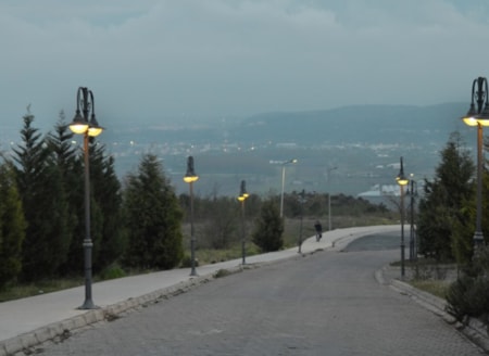 Trafoya 12 milyarlık kedi girecek2014’teki seçimlerde elektriklerin kesilmesini “Trafoya kedi girdi” diye savunan AKP, belediyelere maliyeti 12 milyar lirayı bulan sokak lambası faturası çıkaracak.