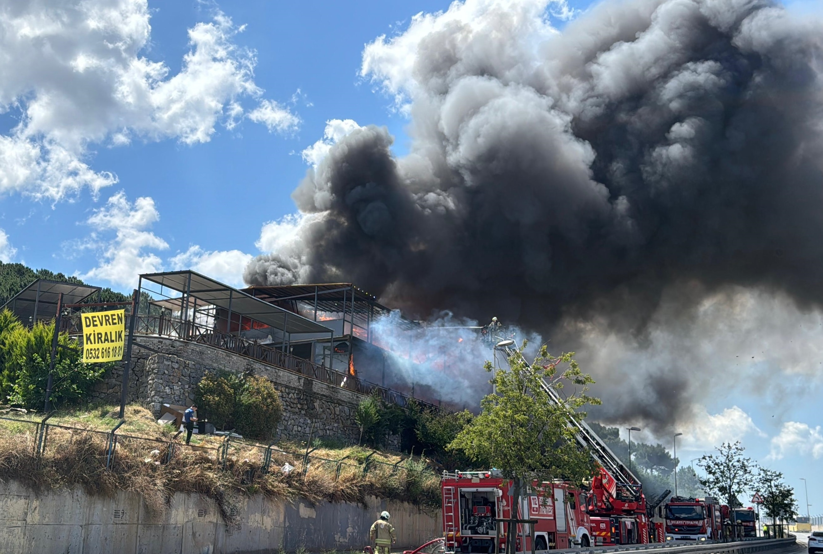 Maltepe'de panik anları: Restoranda çıkan yangına itfaiye ekipleri müdahale ediyor
