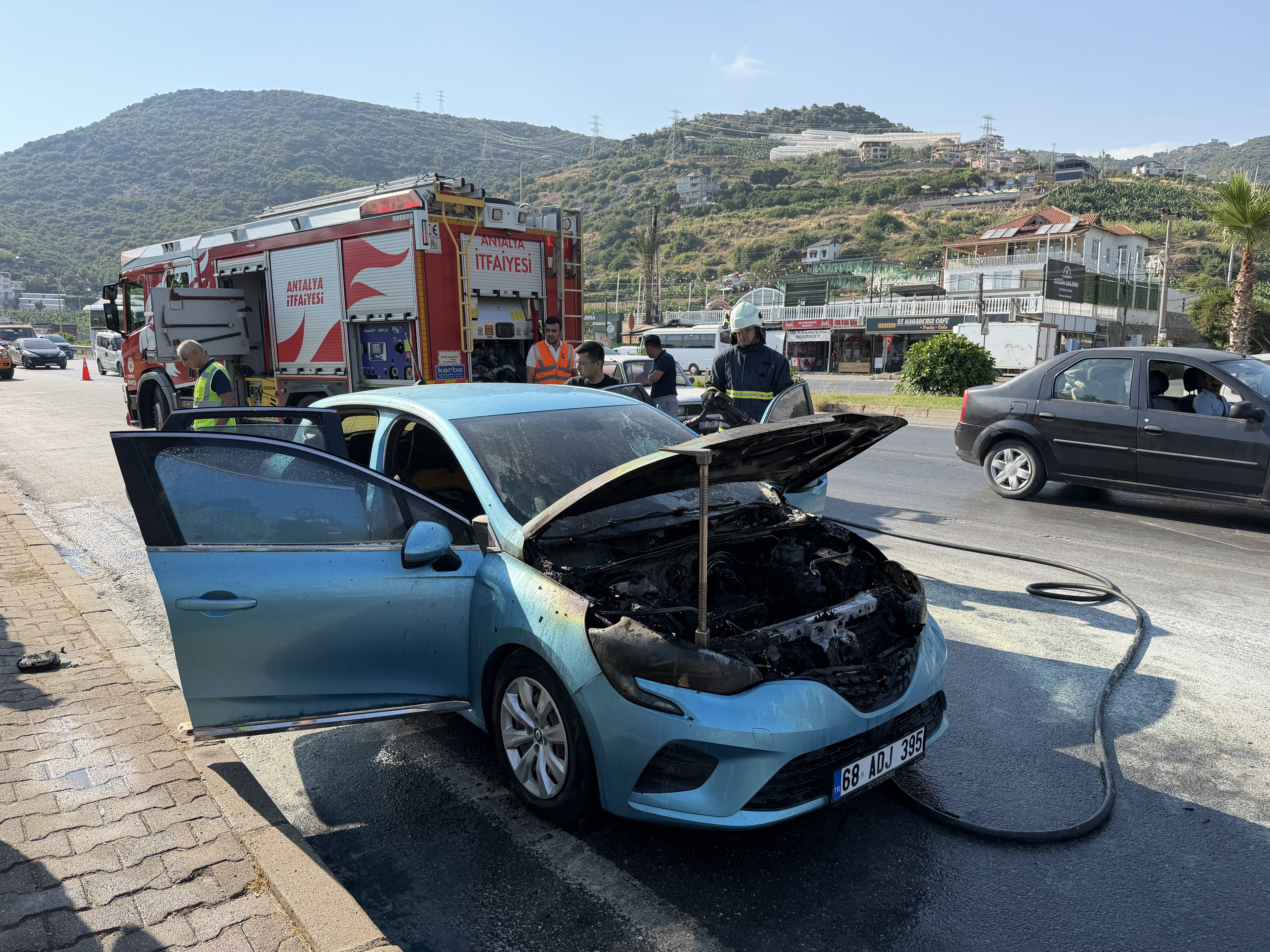 Otomobil seyir esnasında alev aldı