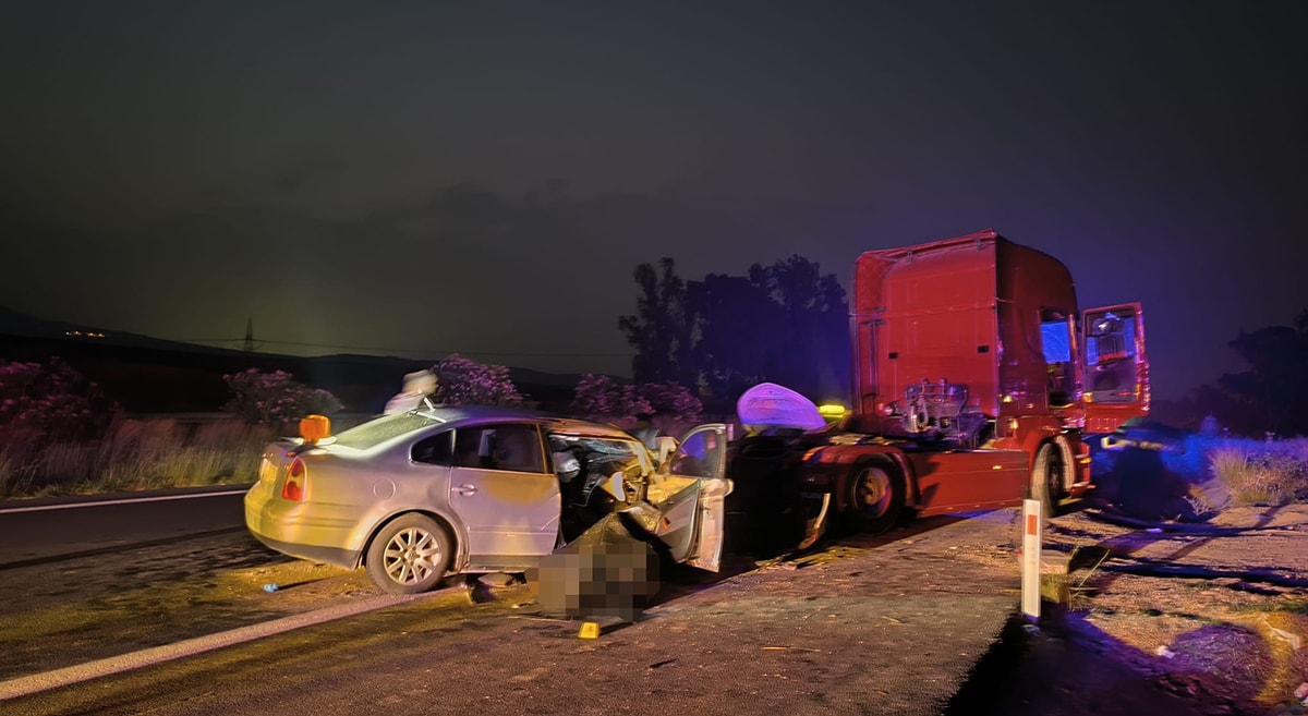 Otomobil tıra çarptı, 2 kişi feci şekilde can verdi