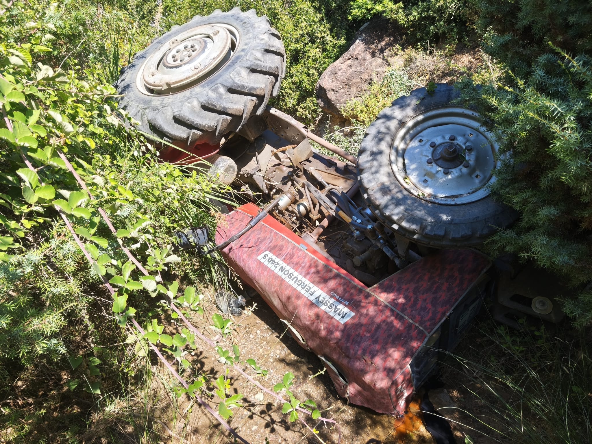 Manisa'da feci kaza; devrilen traktörün sürücüsü öldü