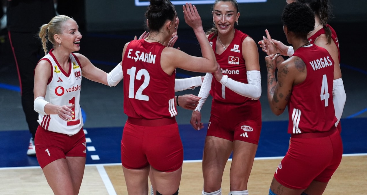 Kırmızı formalı Türkiye Kadın Voleybol Milli Takımı oyuncuları sahada sayı sonrası birbirini kutluyor